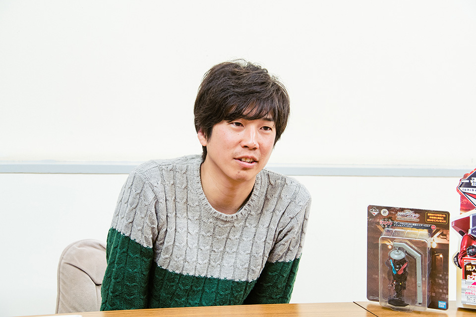 上堀内監督とフィギュアの写真
