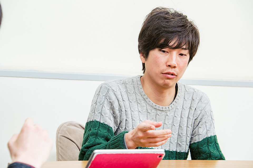 第21話の映像を観ながら『ビルド』を振り返る上堀内監督の写真
