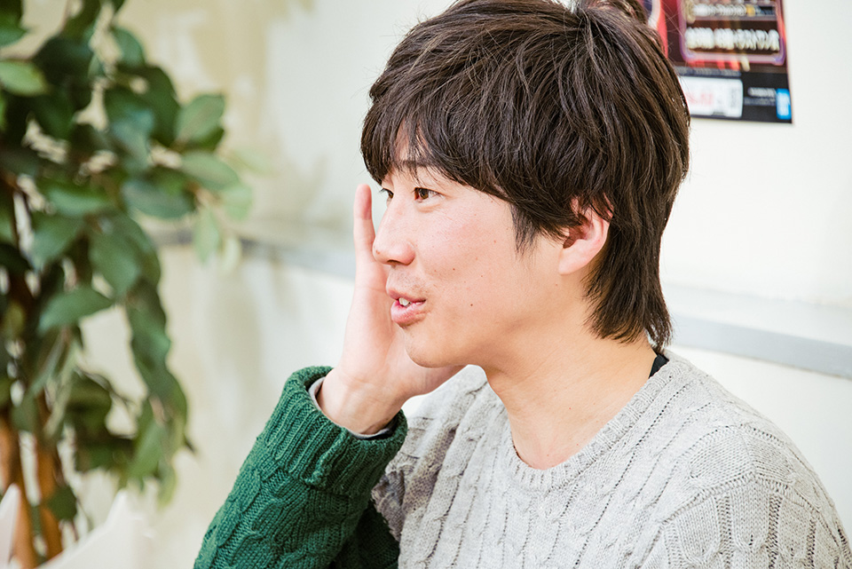 インタビュー中の上堀内監督の写真