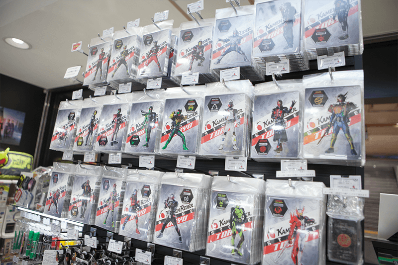 歴代のライダーが揃うストア限定のアクリルスタンド