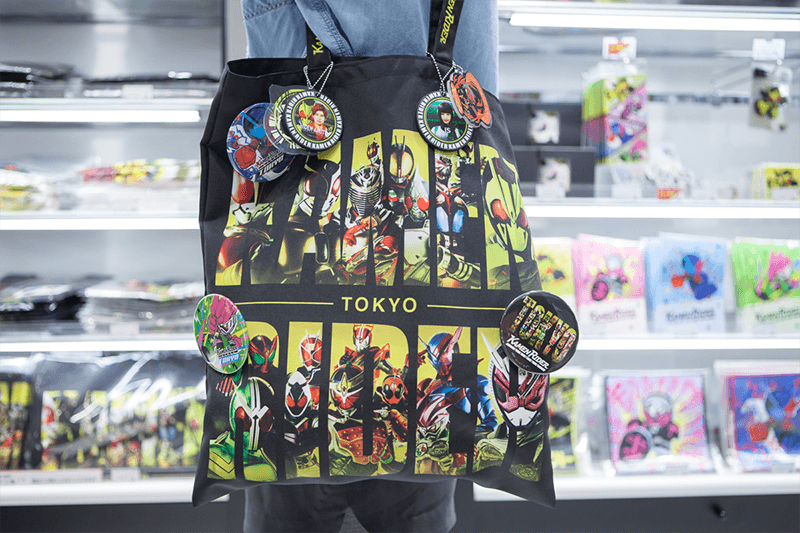 平成のレジェンドライダーたちがプリントされた黒地のトートバッグ