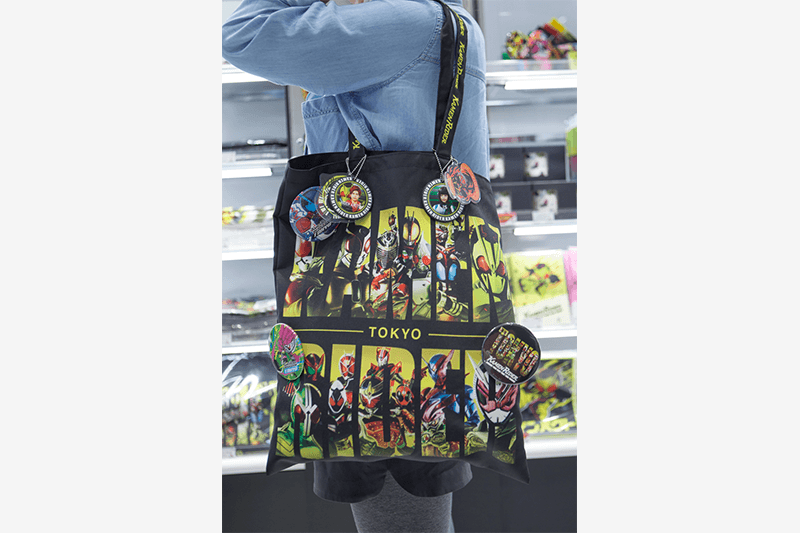 缶バッジやキーホルダーなどをつけた、自分だけの仮面ライダートート