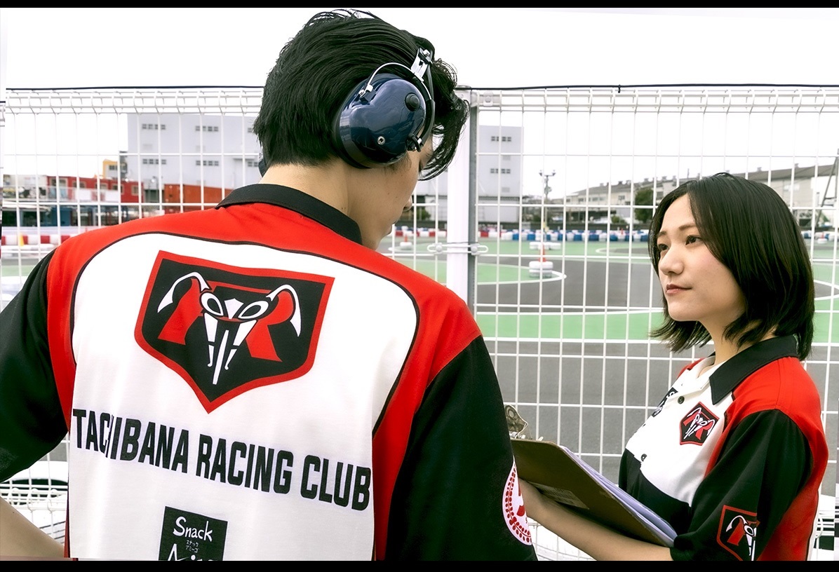 ハロルズギアデザイナーズギルド が手がけるタチバナレーシングクラブピットシャツ 仮面ライダーweb 公式 東映