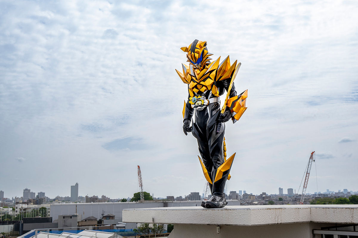 Kamen Rider Tigul atrapalha Mice na luta contra um Fukashigi que arrasta pessoas para o subsolo no nono episódio, em 8 de novembro